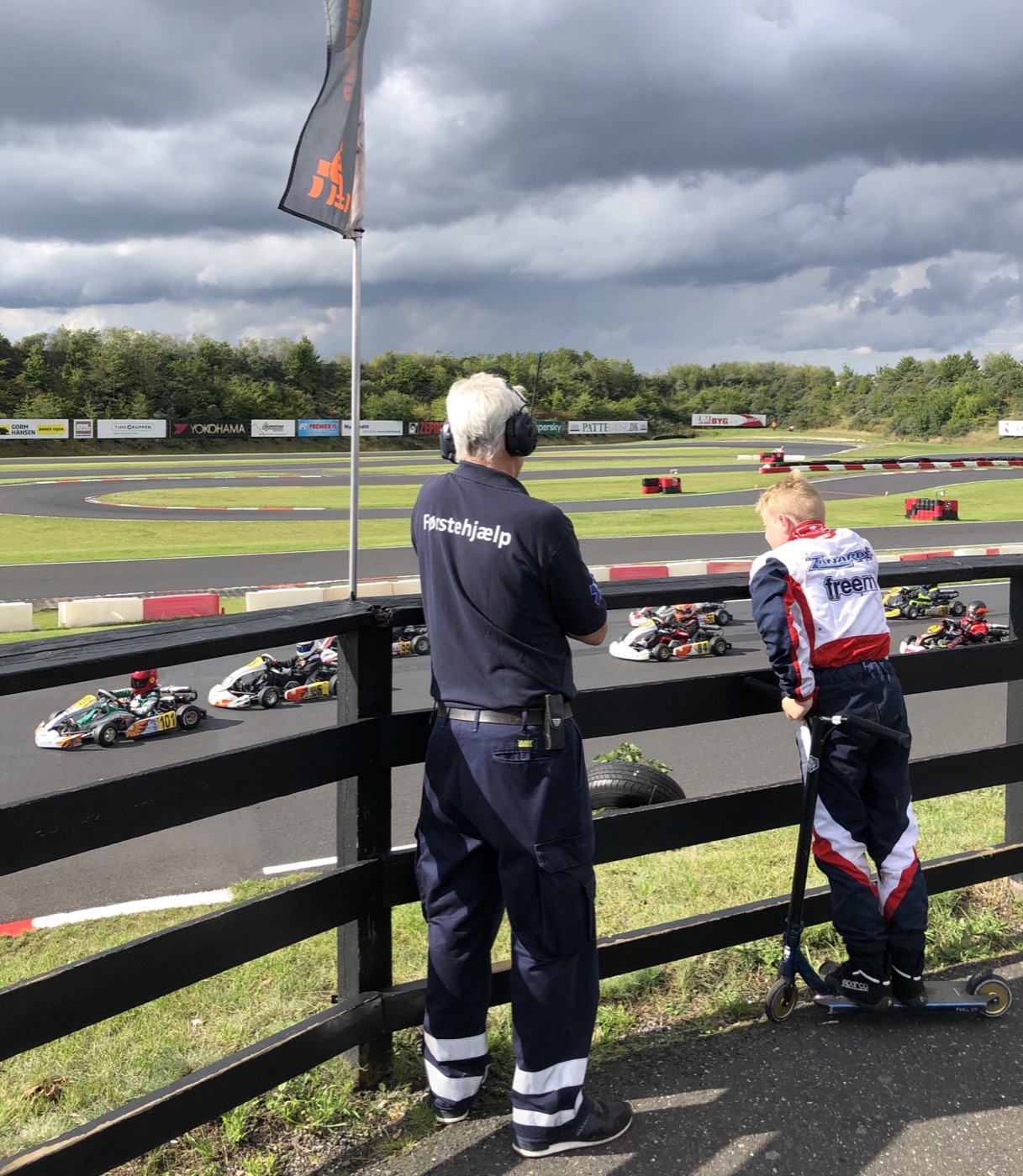 Førstehjælper fra Medic Team Danmark holder vagt ved et gokartarrangement